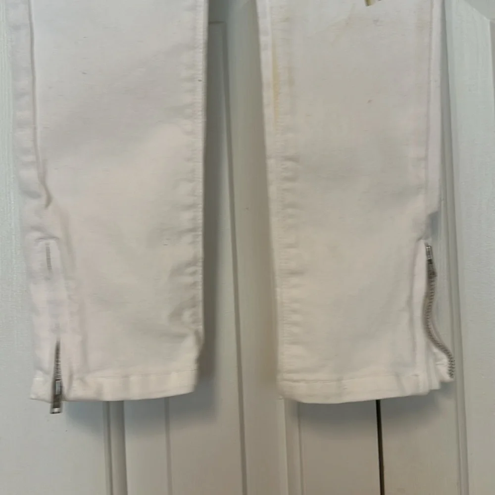 GYMBOREE white size 7 girls jeans.